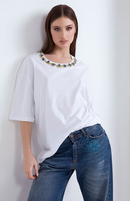 T-shirt oversize da donna bianca con applicazione pietre gioiello sul collo