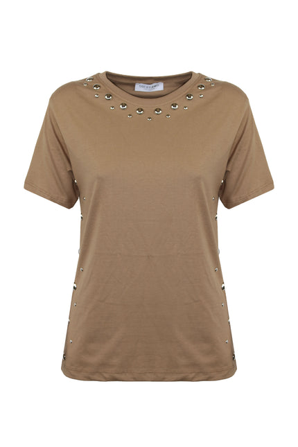 Modella che indossa la t-shirt color cammello firmata ODI ET AMO con profili decorati da borchie dorate, abbinata a una gonna nera con frange e stivali da cowboy