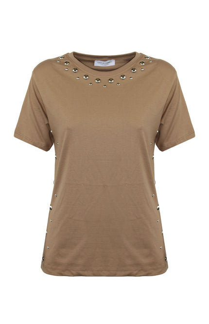 Modella che indossa la t-shirt color cammello firmata ODI ET AMO con profili decorati da borchie dorate, abbinata a una gonna nera con frange e stivali da cowboy