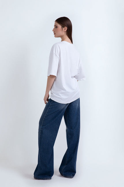 Retro della t-shirt oversize bianca Dubai Doodles in cotone abbinata a jeans ampi