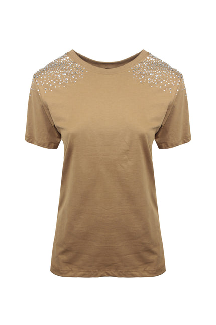 T-shirt color cammello in cotone con applicazione di strass brillanti sulle spalle.