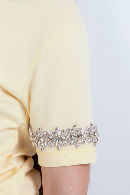 T-shirt da donna gialla regular fit in cotone con maniche corte decorate da strass.