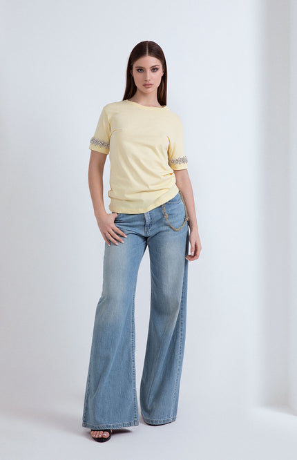 T-shirt gialla a girocollo in cotone con applicazione di pietre preziose sulle maniche corte.