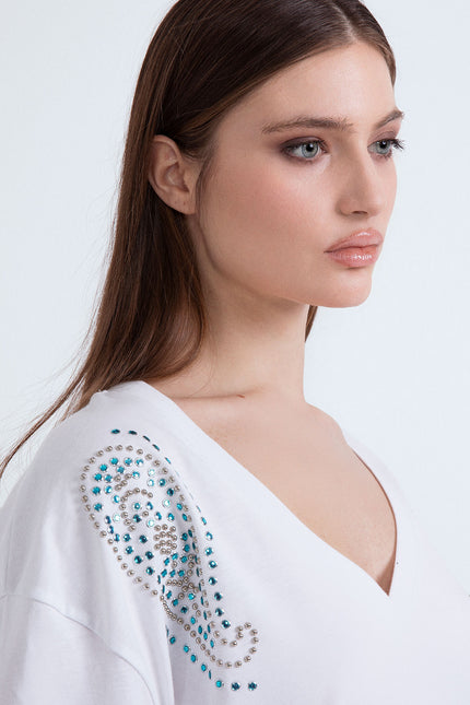 T-shirt in cotone bianca scollo a V con stampa Dubai Doodles e piccole borchie