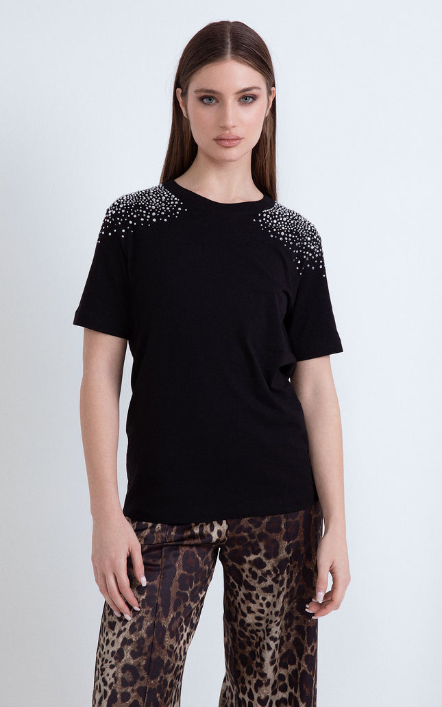 T-shirt nera a girocollo in cotone con applicazione di strass brillanti sulle spalle.