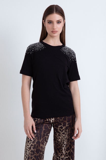 T-shirt nera a girocollo in cotone con applicazione di strass brillanti sulle spalle.