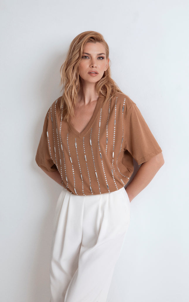 T-shirt oversize color cammello con scollo a V e dettagli in cristalli applicati verticalmente.