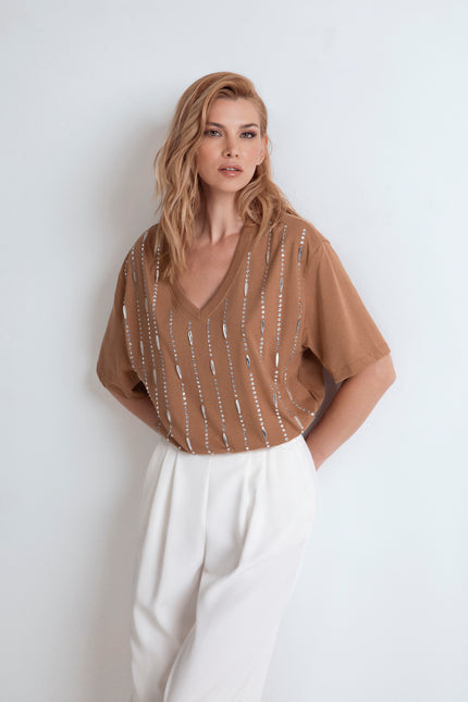 T-shirt oversize color cammello con scollo a V e dettagli in cristalli applicati verticalmente.