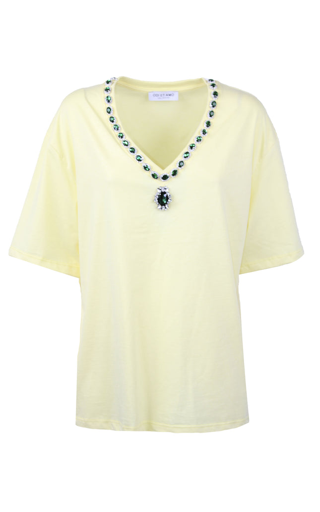 T-shirt oversize gialla in cotone con scollo a V decorato da pietre gioiello verde smeraldo