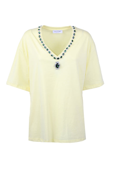 T-shirt oversize gialla in cotone con scollo a V decorato da pietre gioiello verde smeraldo