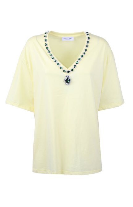 T-shirt oversize gialla in cotone con scollo a V decorato da pietre gioiello verde smeraldo