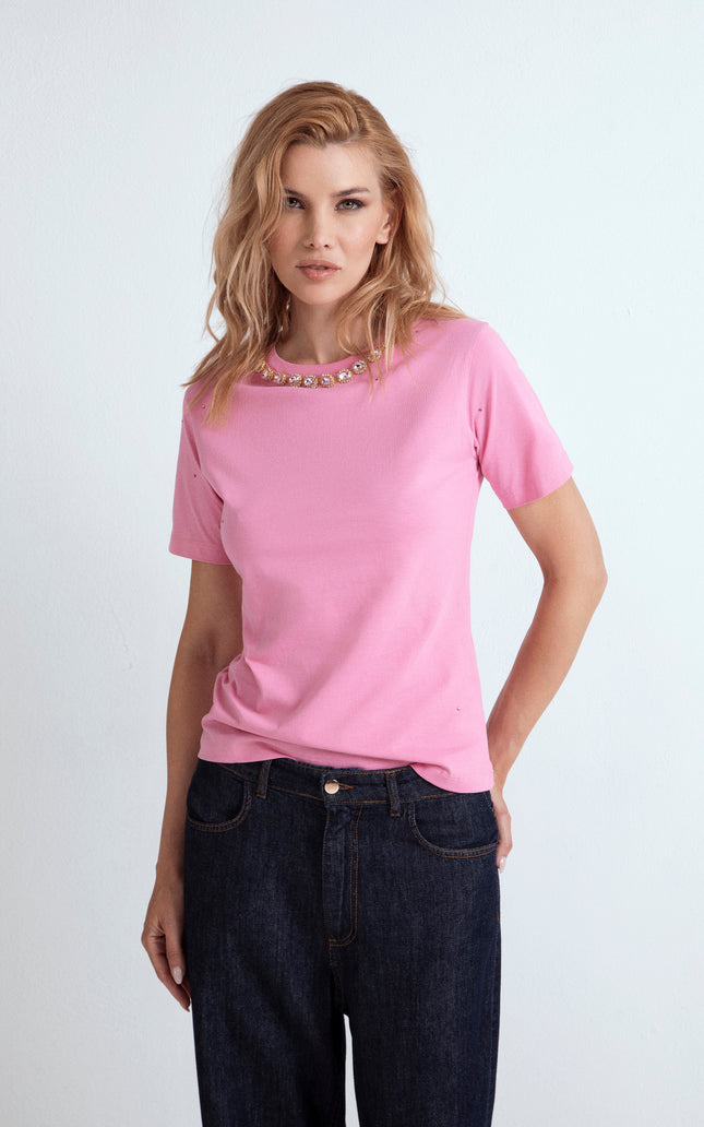 T-shirt rosa girocollo con pietre gioiello e strass sul davanti ODI ET AMO abbinata a jeans scuri