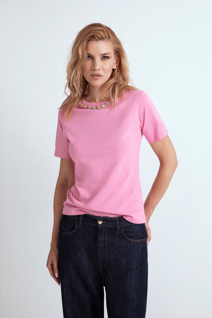 T-shirt rosa girocollo con pietre gioiello e strass sul davanti ODI ET AMO abbinata a jeans scuri
