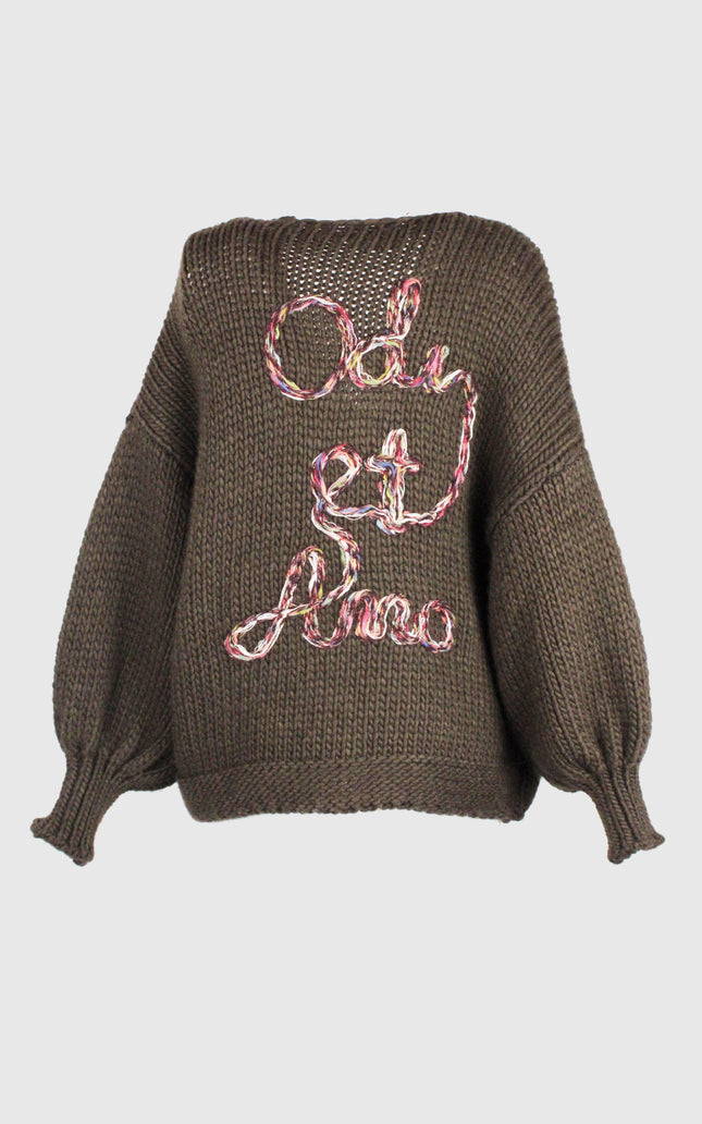 Chunky knit sweater with multicolor embroidered 'Odi et Amo' detail, oversized fit.