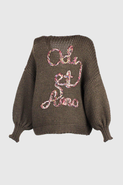 Chunky knit sweater with multicolor embroidered 'Odi et Amo' detail, oversized fit.