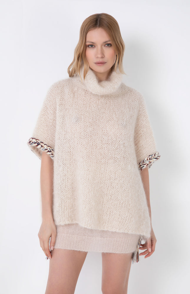 CAPPA IN MISTO LANA E MOHAIR CON DECORAZIONE TRECCIA SULLE MANICHE