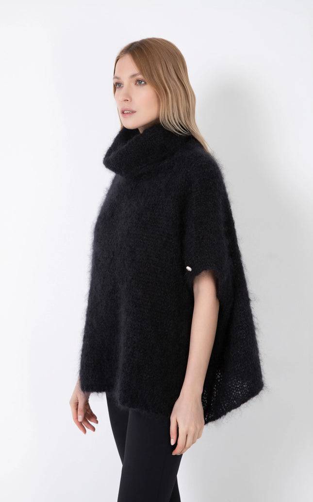 SOFT, OVERSIZED CAPE IN WOOL AND MOHAIR BLEND