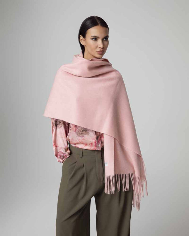 Donna con sciarpa donna invernale in lana rosa cipria raffinata ed elegante