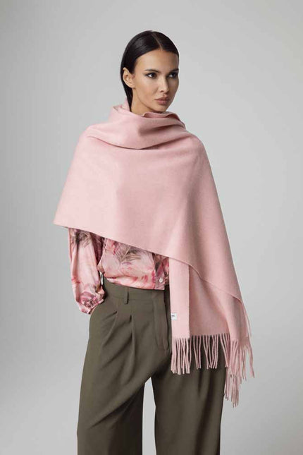 Donna con sciarpa donna invernale in lana rosa cipria raffinata ed elegante