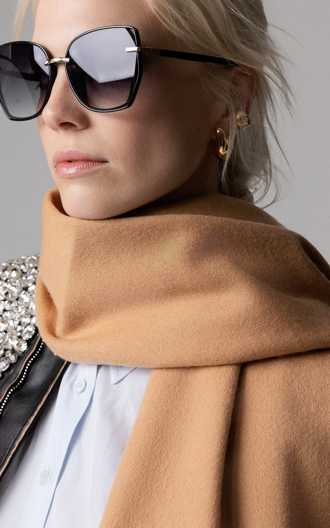 Modella con occhiali da sole che indossa una sciarpa donna in lana di agnello color cammello